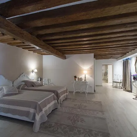 Savoia E Jolanda Apartments Venice Room photo